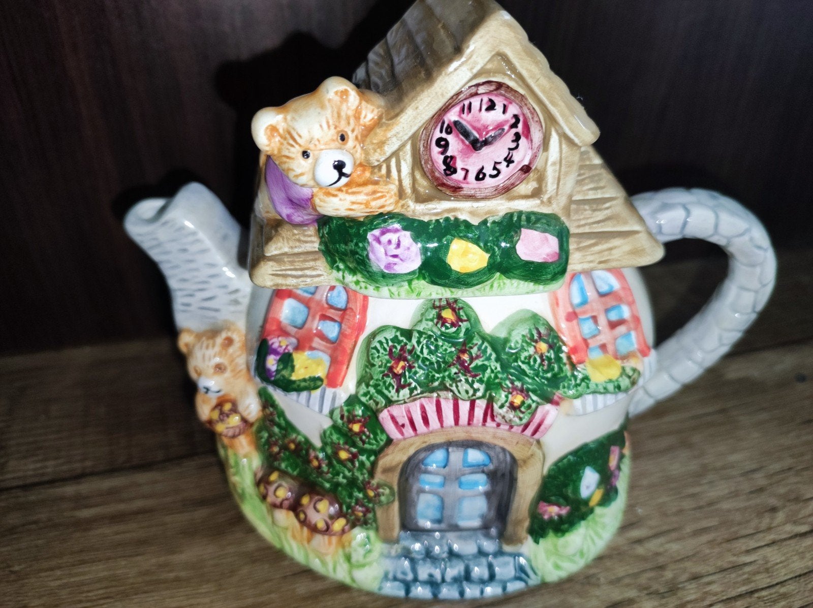 Unieke theepot in de vorm van een huisje met beren, Ophalen of Verzenden