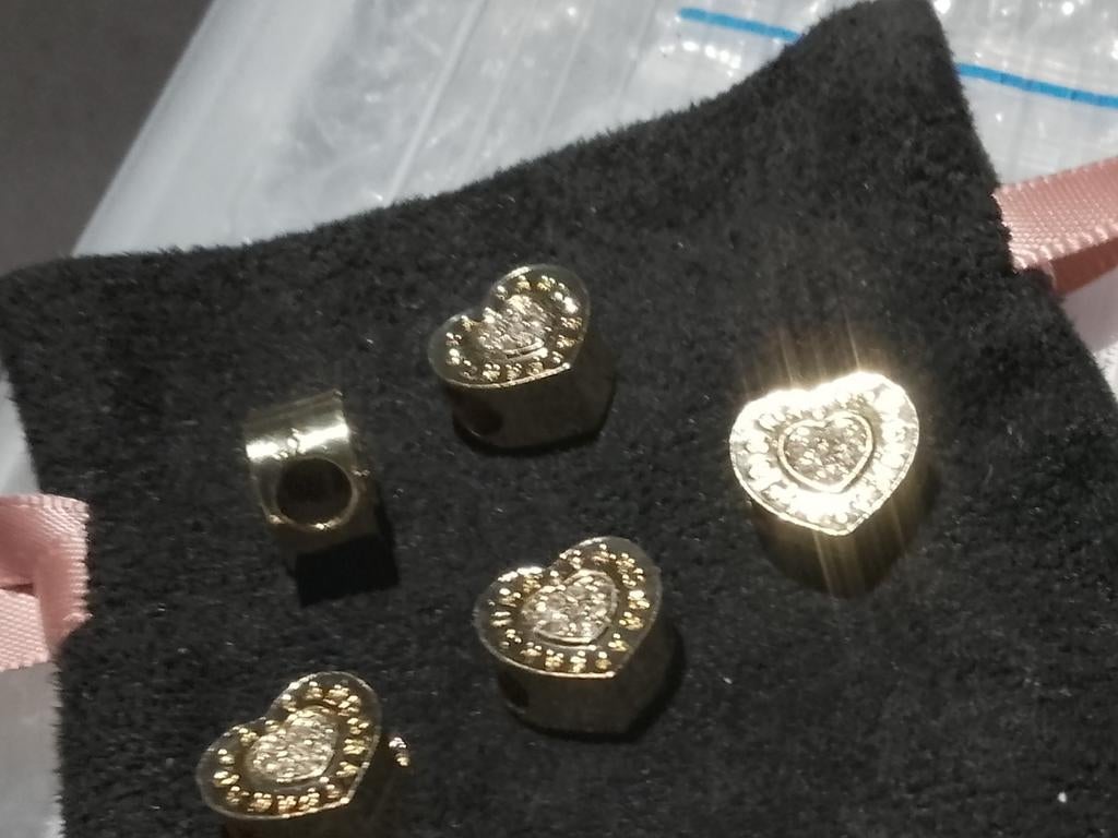 Pandora bedels hartjes goudkleurig, Sieraden, Tassen en Uiterlijk, Bedels, Pandora, Ophalen of Verzenden, Zo goed als nieuw, 4 bedels of meer