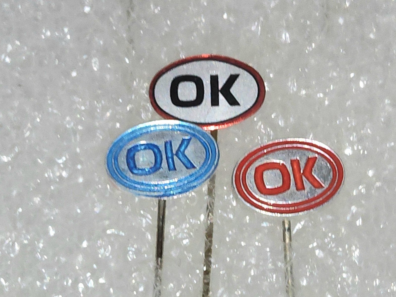 3 Speldjes 'OK' - Vintage Collectie, Ophalen of Verzenden, Gebruikt, Overige onderwerpen, Speldje of Pin
