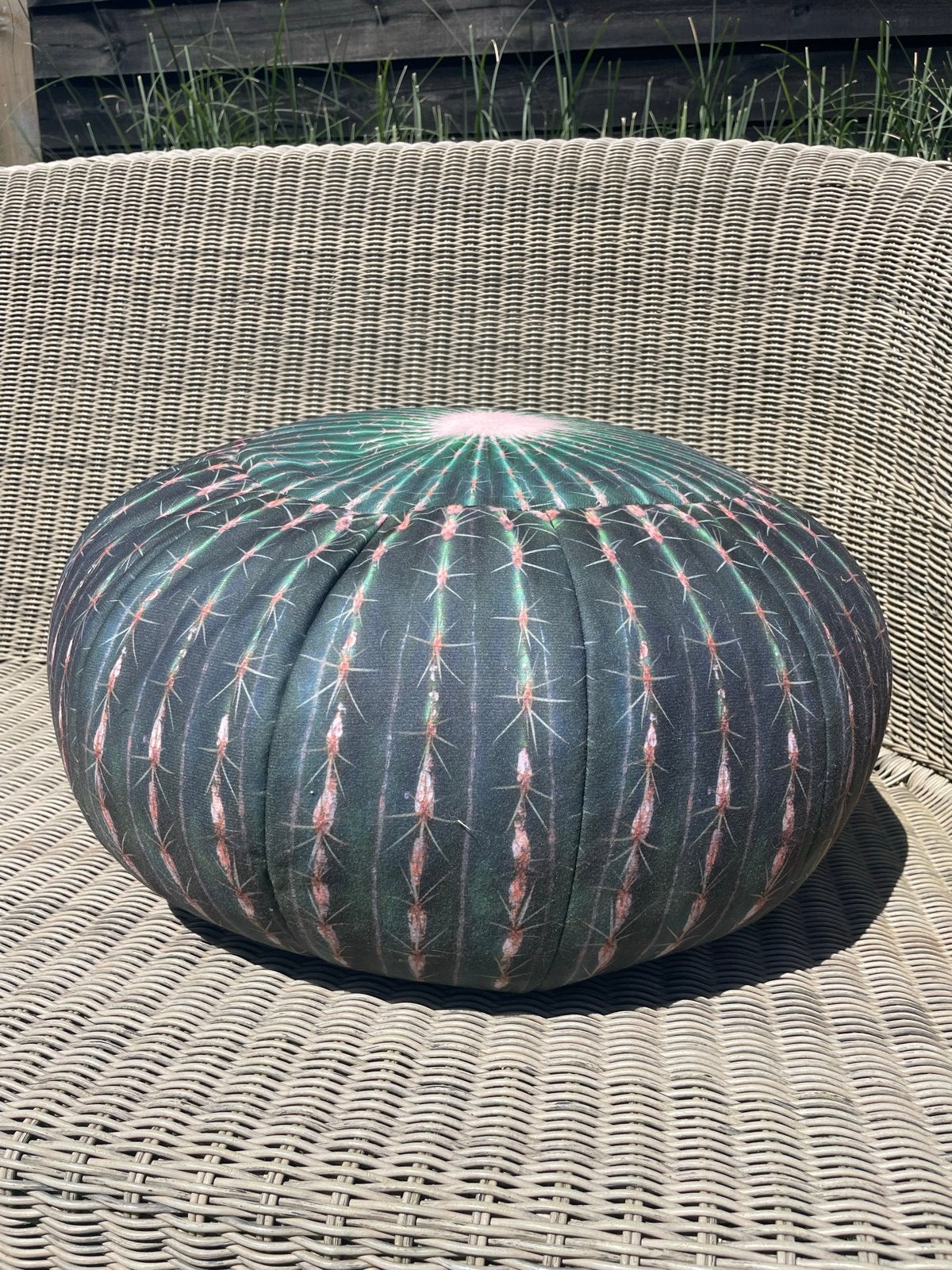 Groene design poef voor buiten - Cactus print, Huis en Inrichting, Banken | Voetenbanken en Poefen, Nieuw, Rond, Stof, Ophalen