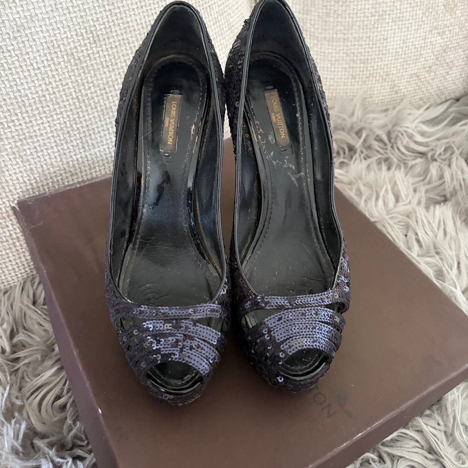 Louis Vuitton Pailletten Peep-Toe Pumps Maat 39, Ophalen of Verzenden, Gedragen, Zwart, Pumps