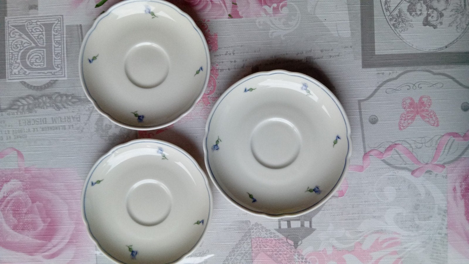 Twee koffiekopjes schoteltjes en een theekopjes schotel, Gebruikt, Ophalen of Verzenden, Overige stijlen, Kop(pen) en/of Schotel(s)