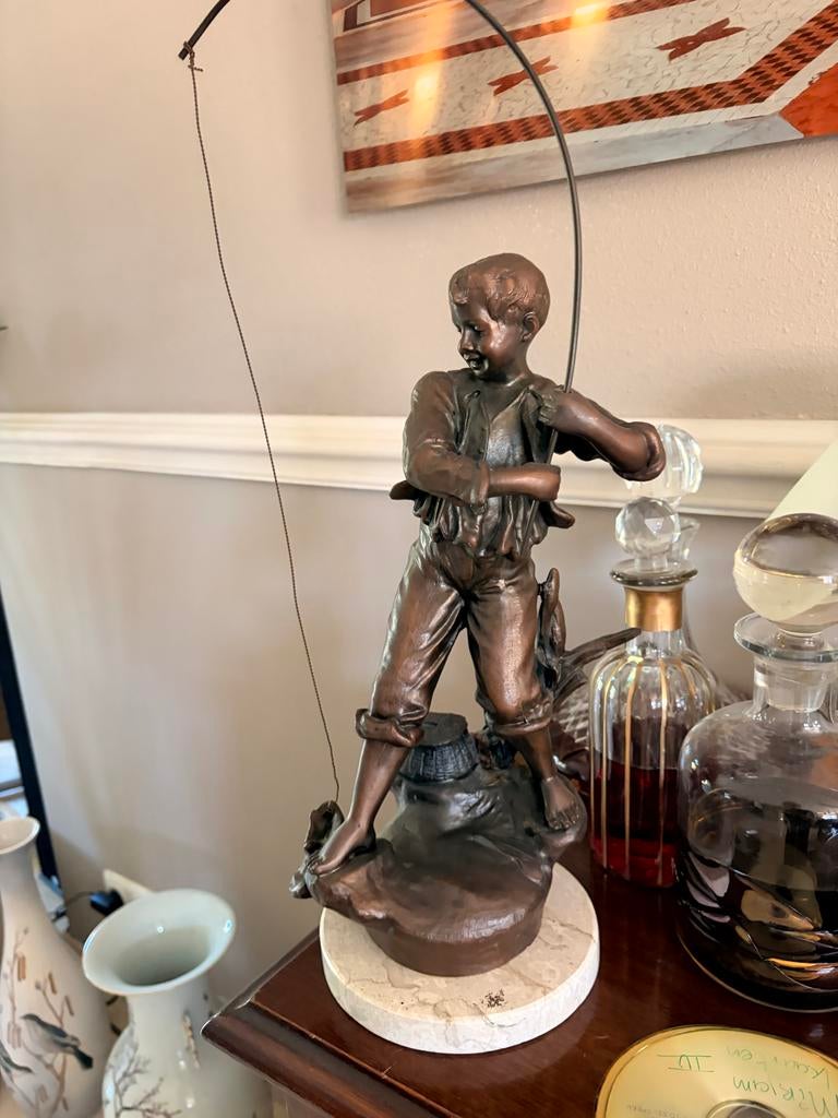 Bronzen Beeld: Jongen met Hengel op Marmeren Voet, Ophalen of Verzenden, 20 - 50 cm, Beeld, Bruin