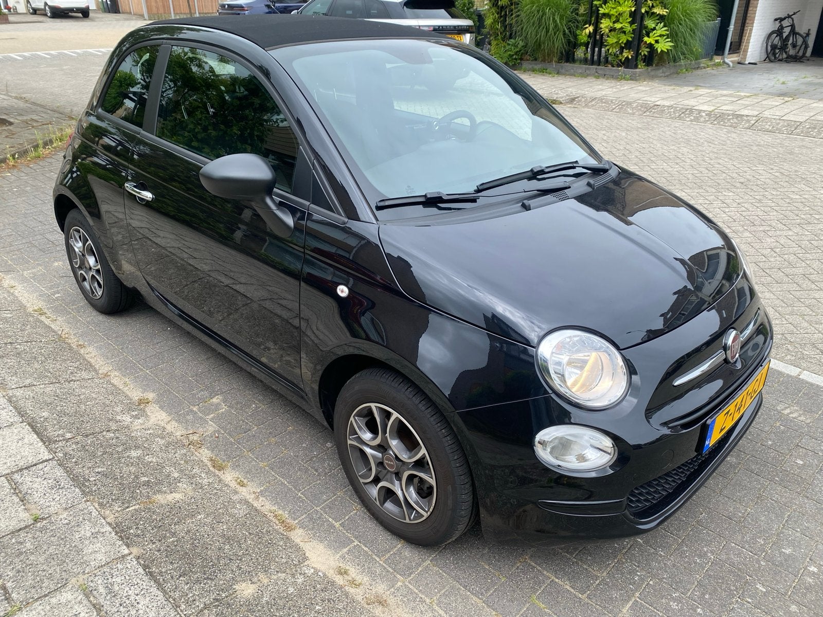Fiat 500C  Hybrid 2024 Zwart cabrio, Auto's, 40 €/maand, 4 stoelen, Zwart, Origineel Nederlands