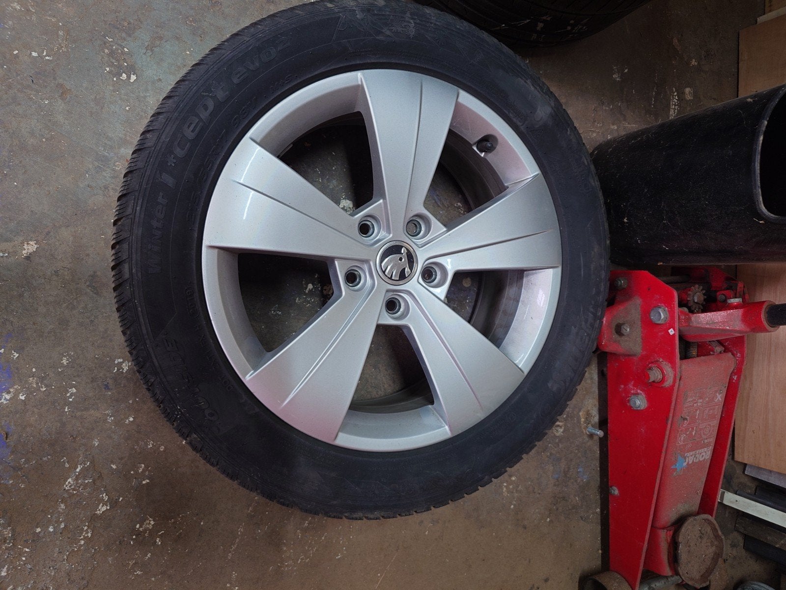Skoda 17 inch velgen met Dunlop winterbanden 215/55R17, Ophalen, Banden en Velgen, 17 inch, Winterbanden