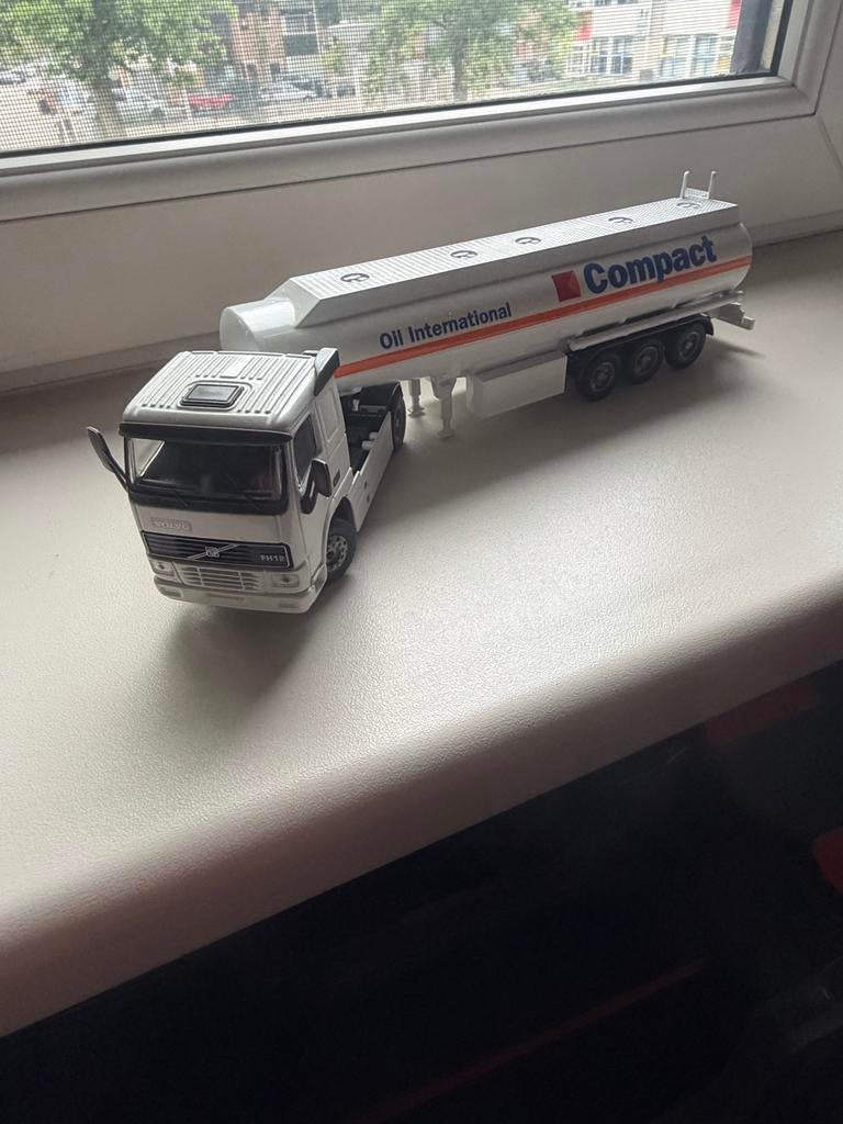Volvo FH12 Tankwagen Model - Oil International Compact, Hobby en Vrije tijd, Ophalen of Verzenden, Zo goed als nieuw, Overige typen