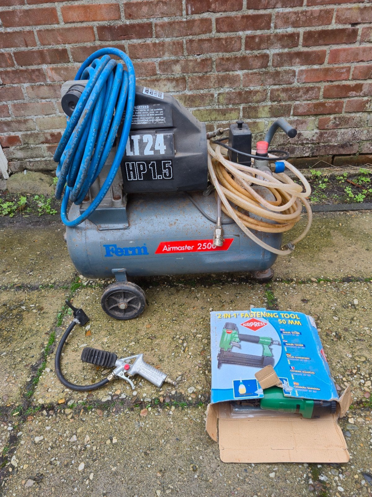 Ferm Airmaster 2500 Luchtcompressor met Nietpistool 

inclus, 100 liter of meer, Ophalen, Minder dan 200 liter/min
