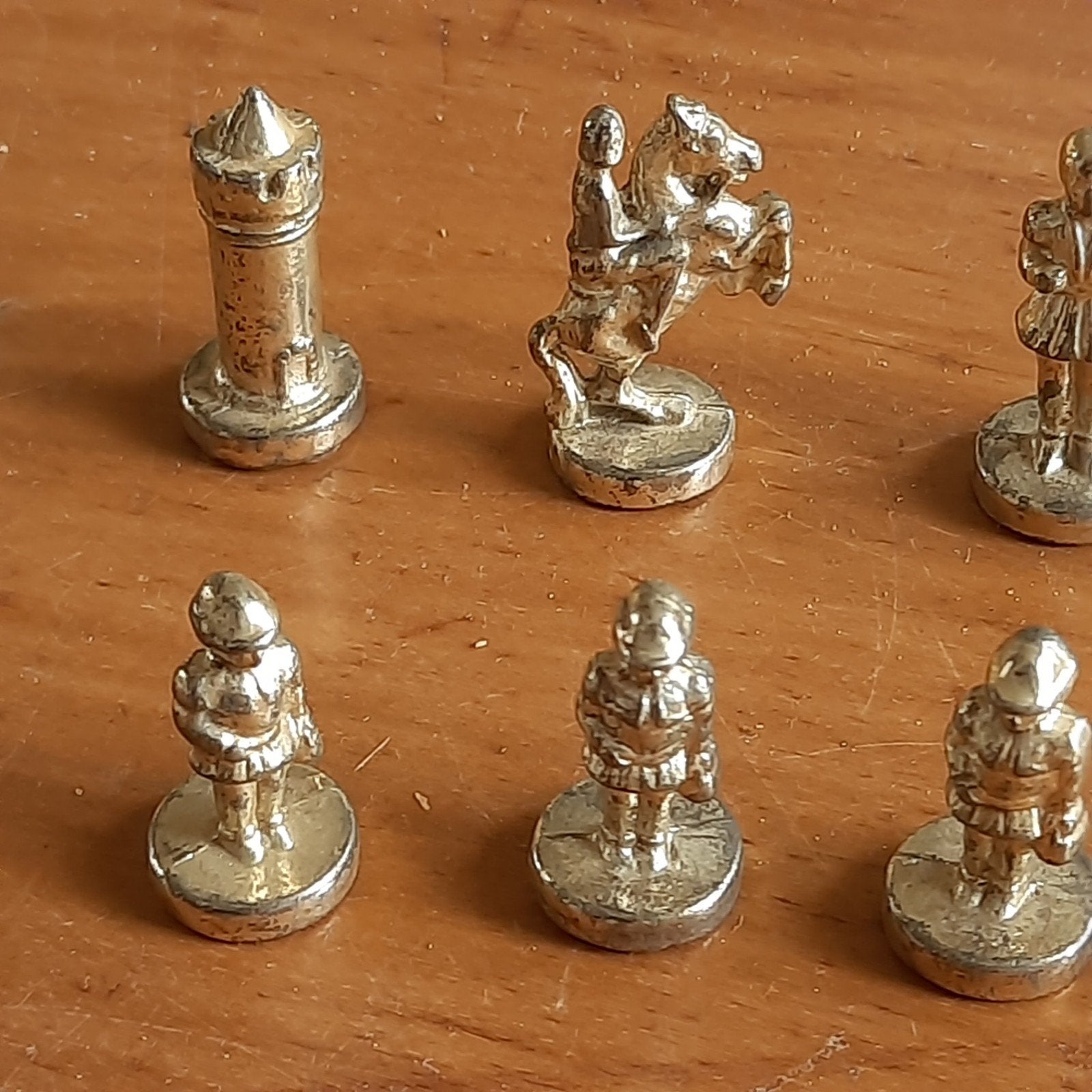 SCHAKEN: 32 Metalen Schaakstukken Goud- en Zilverkleur, Verzenden