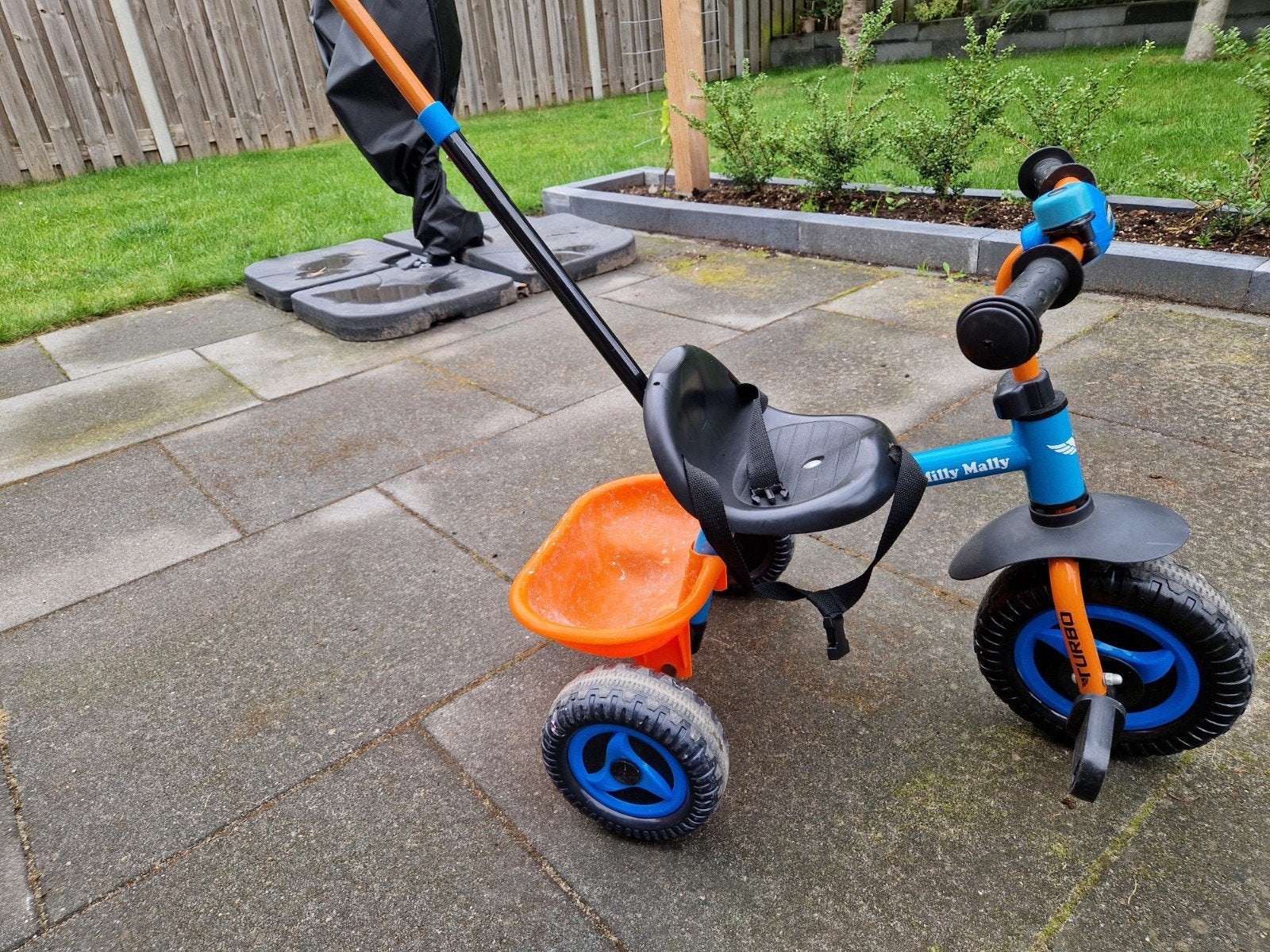 Stabiele driewieler met duwstang en kiepbakje, Ophalen