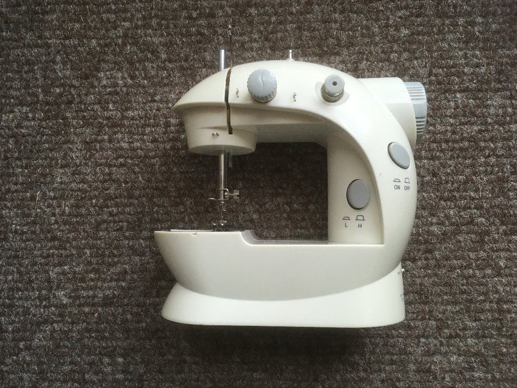 mini elektrische naaimachine met pedaal (DEFECT?), Ophalen of Verzenden, Gebruikt, Naaimachine, Overige merken