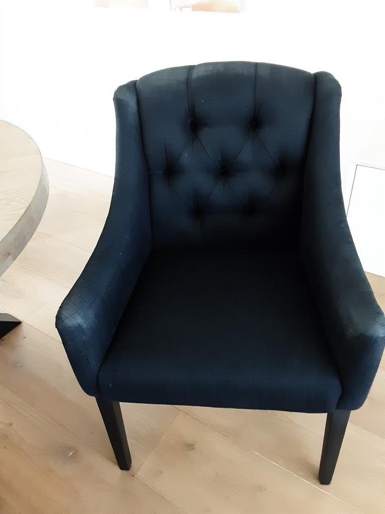 Stijlvolle zwarte eetkamerstoel met knopen, Huis en Inrichting, Stoelen, Gebruikt, Ophalen of Verzenden, Vier, Stof
