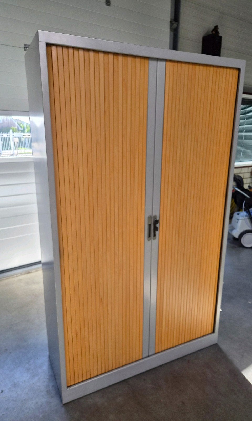 Roldeurkast, Huis en Inrichting, Ophalen, 100 tot 150 cm, Zo goed als nieuw, Meerdere deuren