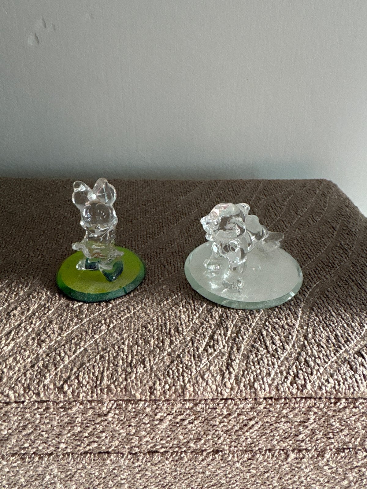 Disney beeldjes: Minnie Mouse en Simba (glas), Verzamelen, Disney, Ophalen, Mickey Mouse, Zo goed als nieuw, Beeldje of Figuurtje
