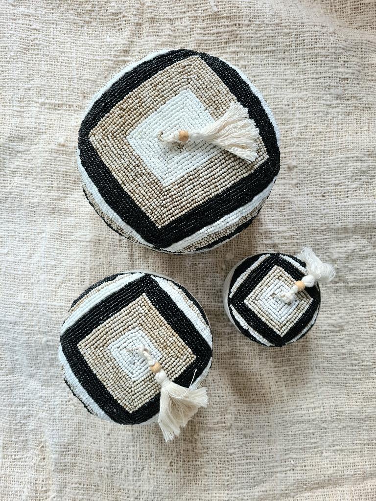 Kralen schelpen offermand Noor rond uit Bali, Huis en Inrichting, Woonaccessoires | Schalen en Manden, Rond, Ophalen of Verzenden
