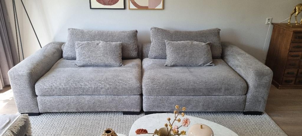 Ruime grijze stoffen bank, bijpassende Hocker en Carpet, Ophalen, Modern strak model, 250 tot 300 cm, 100 tot 125 cm