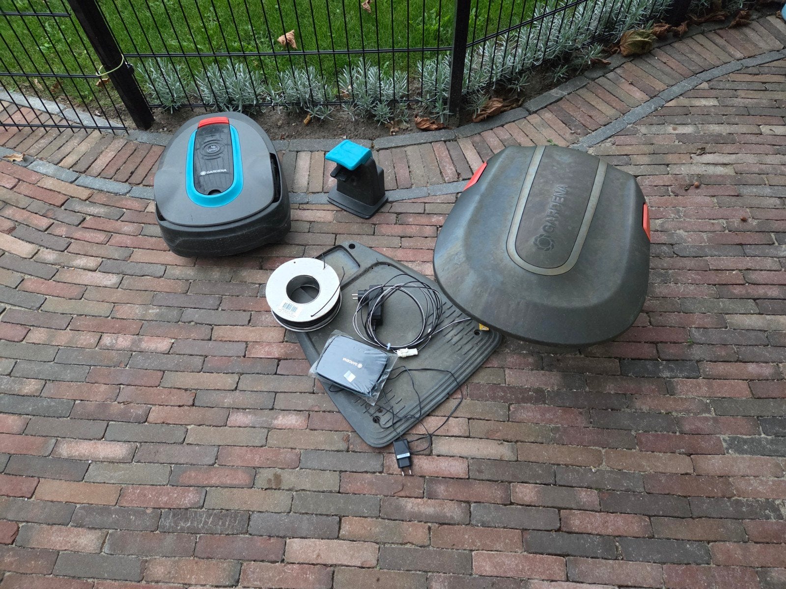 Gardena Smart Sileno 400 Robotmaaier Complete Set met Garage, Tuin en Terras, Ophalen, Gebruikt, Bestuurbaar via app, 20 tot 25 cm