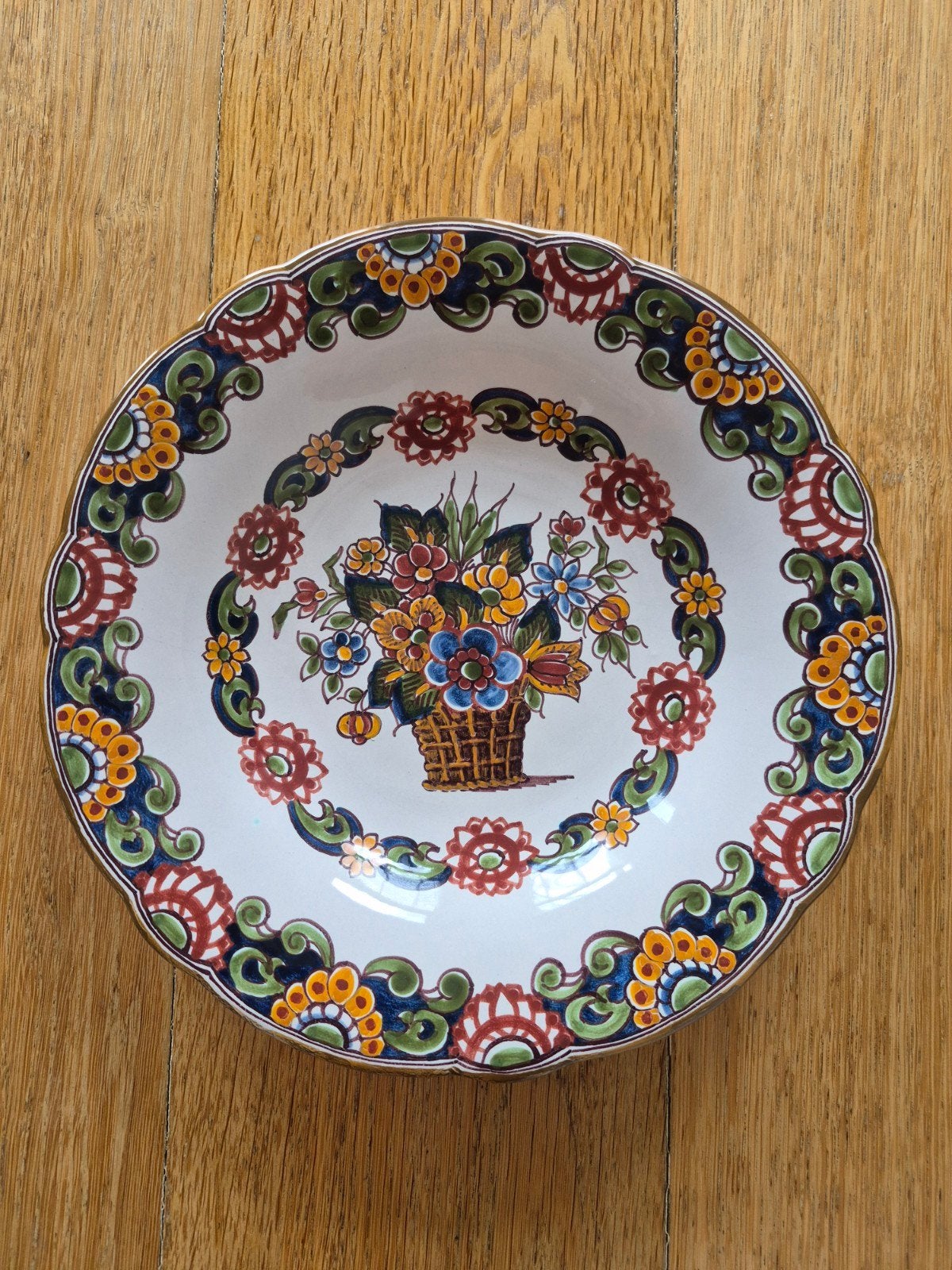 Makkum Aardewerk Wandbord met Bloemenmand, Ophalen of Verzenden