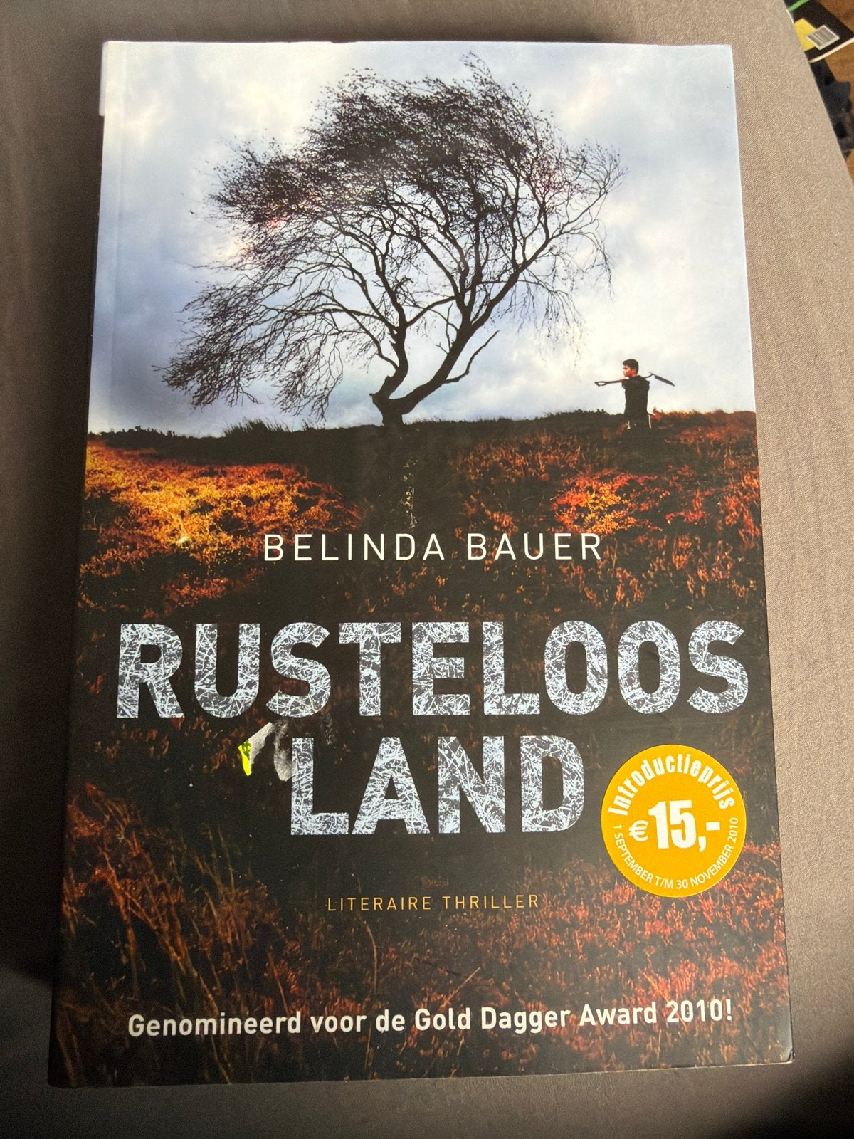 NK.   Belinda Bauer - Rusteloos land, Ophalen of Verzenden, Zo goed als nieuw, Belinda Bauer