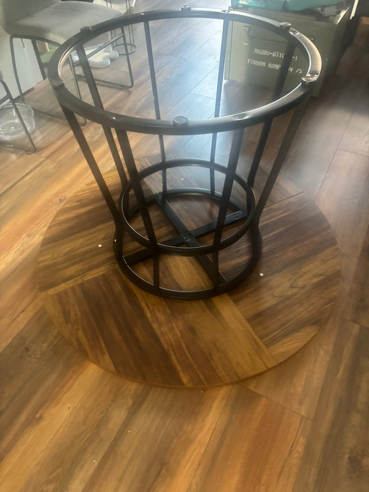 Zwart metale ronde onderkant, blad is hout in 4 delen, Huis en Inrichting, Ophalen, Minder dan 55 cm, Rond, Zo goed als nieuw