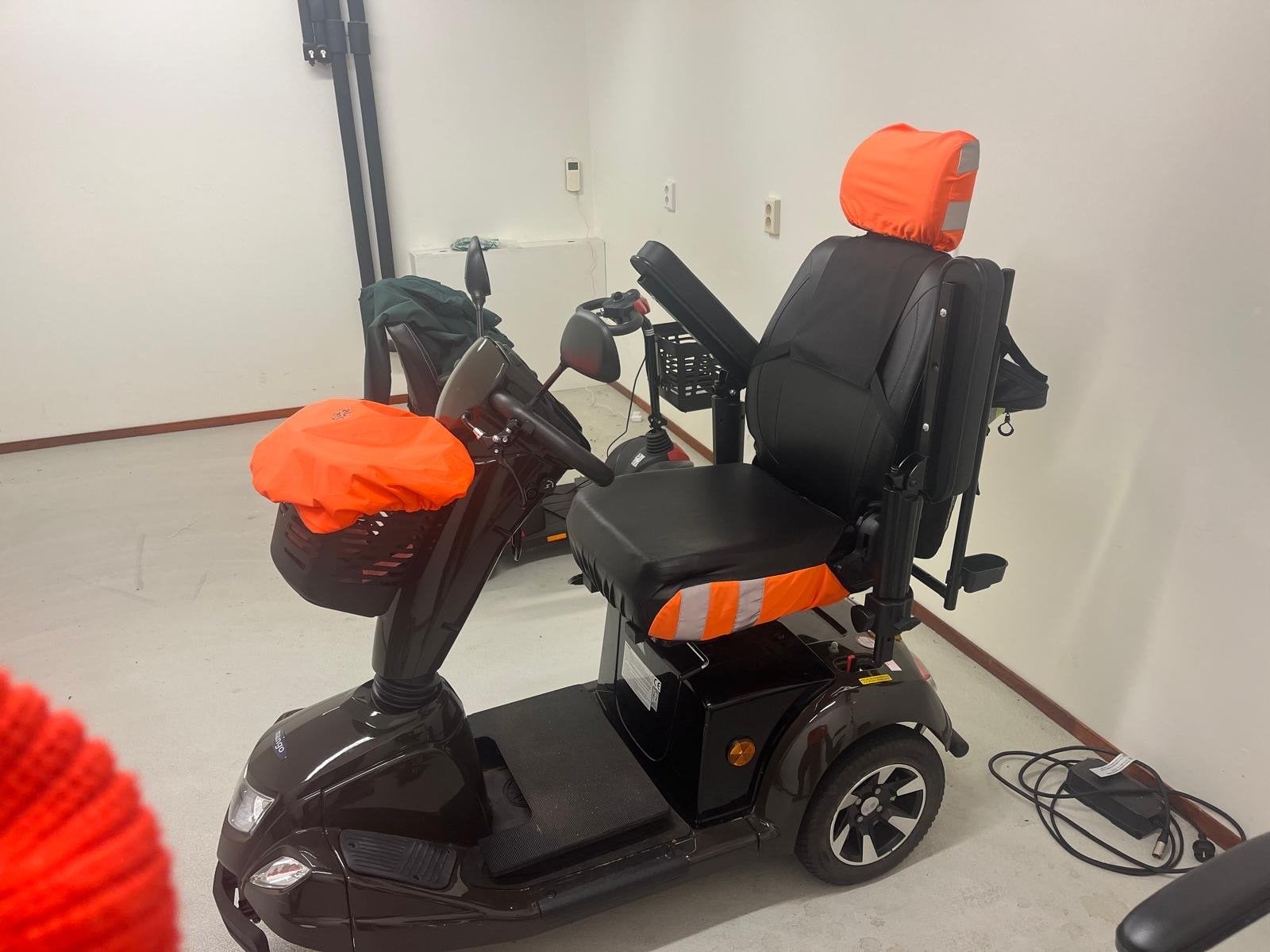 Scootmobiel Leopard 3 SE, Ophalen, Zo goed als nieuw, Mango, 16 km/u of meer