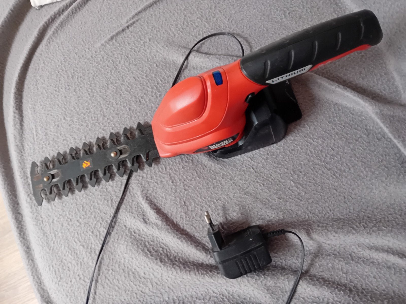 Black & Decker Lithium Heggenschaar met Accu en Lader, Ophalen of Verzenden, Zo goed als nieuw, Accu, Black & Decker