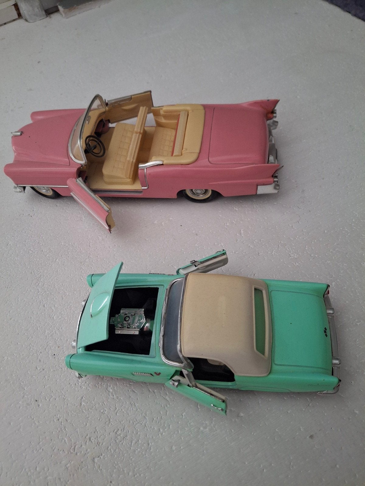 2 Vintage Modelauto's: Roze Cadillac & Ford Thunderbird, Hobby en Vrije tijd, Modelauto's | 1:43, Ophalen of Verzenden, Gebruikt