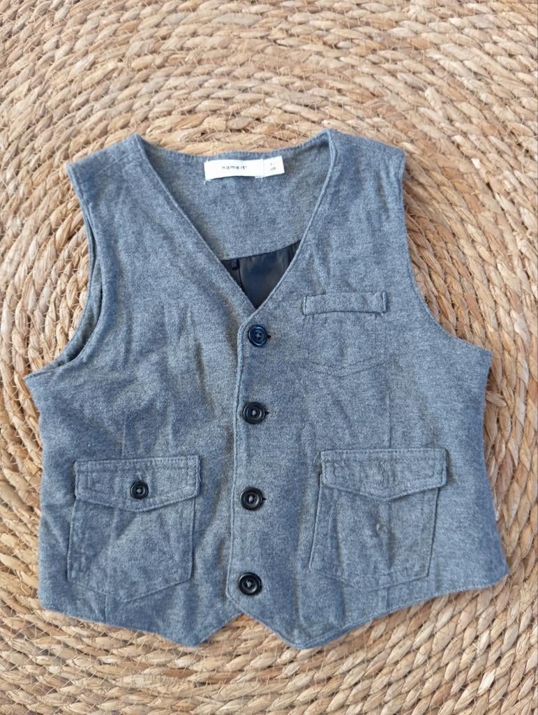 Grijs gilet met toffe back print van Name It - Maat 110, Overige typen, Ophalen of Verzenden, Zo goed als nieuw, Jongen