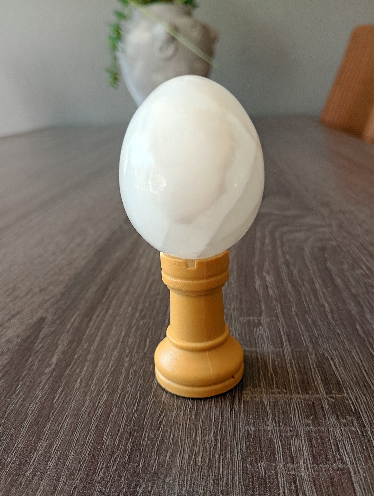 Ruwe Seleniet Ei op Houten Voetstuk, Ophalen of Verzenden, Zo goed als nieuw