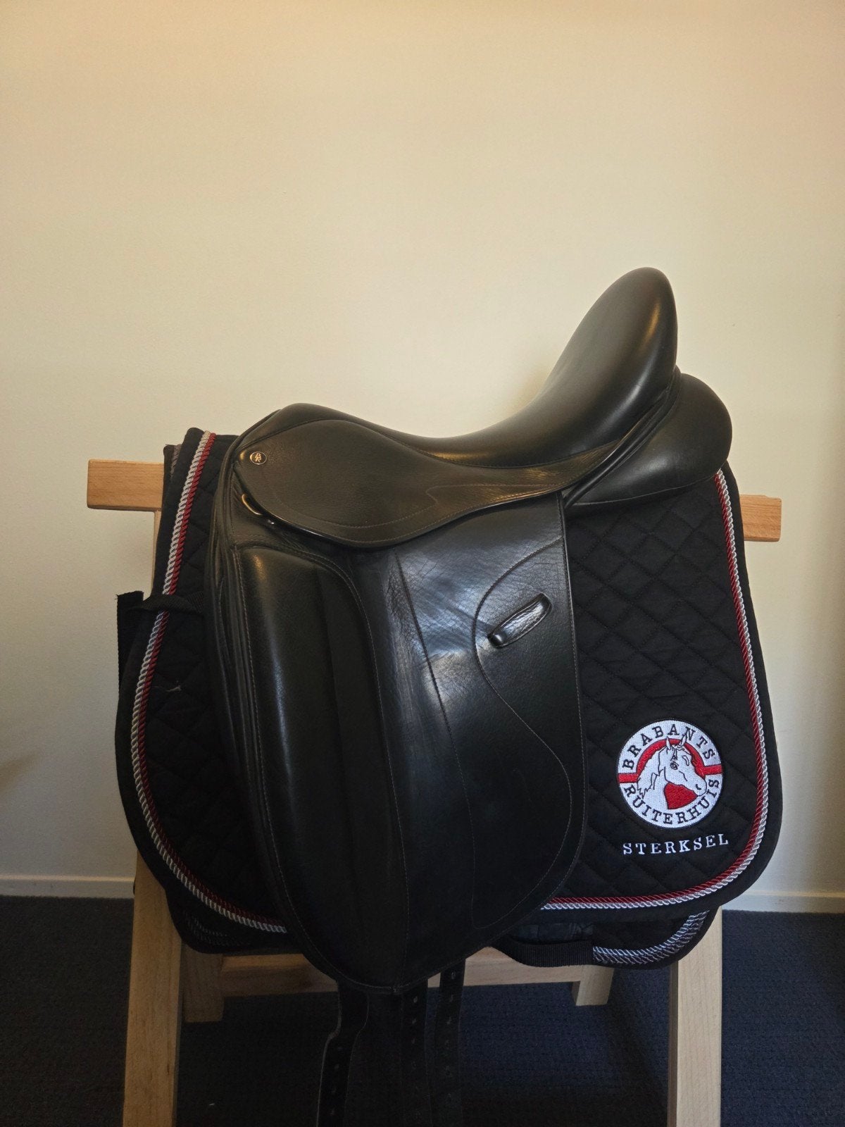 BR Monteverdi Dressuur zadel 17,5 + extra kopijzers & wrong, Ophalen, L (17.5 inch), Gebruikt, Dressuur
