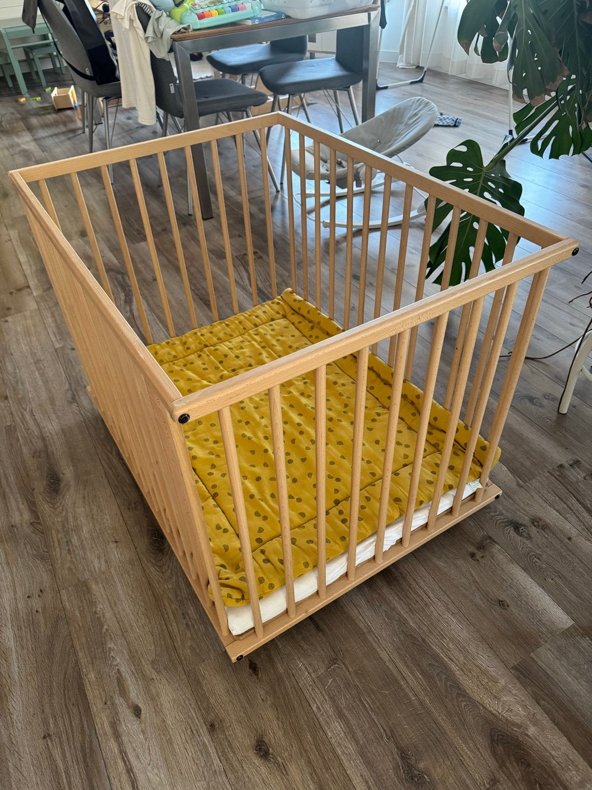 Houten box met wieltjes en verstelbare bodem, Kinderen en Baby's, Boxen, Gebruikt, Vierkant, In hoogte verstelbaar, Ophalen