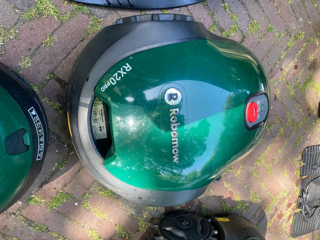 4 Robomow robotmaaiers met toebehoren - Schuuropruiming, Ophalen, Gebruikt, Accu-grasmaaier