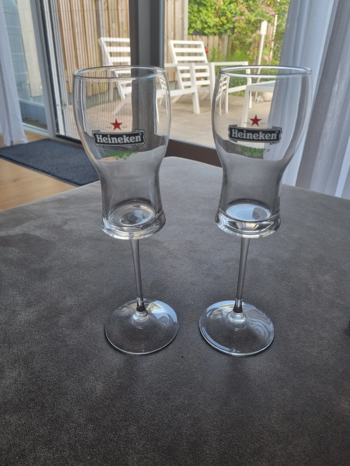 Unieke Heineken bierglazen op voet - set van 2, Ophalen, Zo goed als nieuw, Glas, Modern
