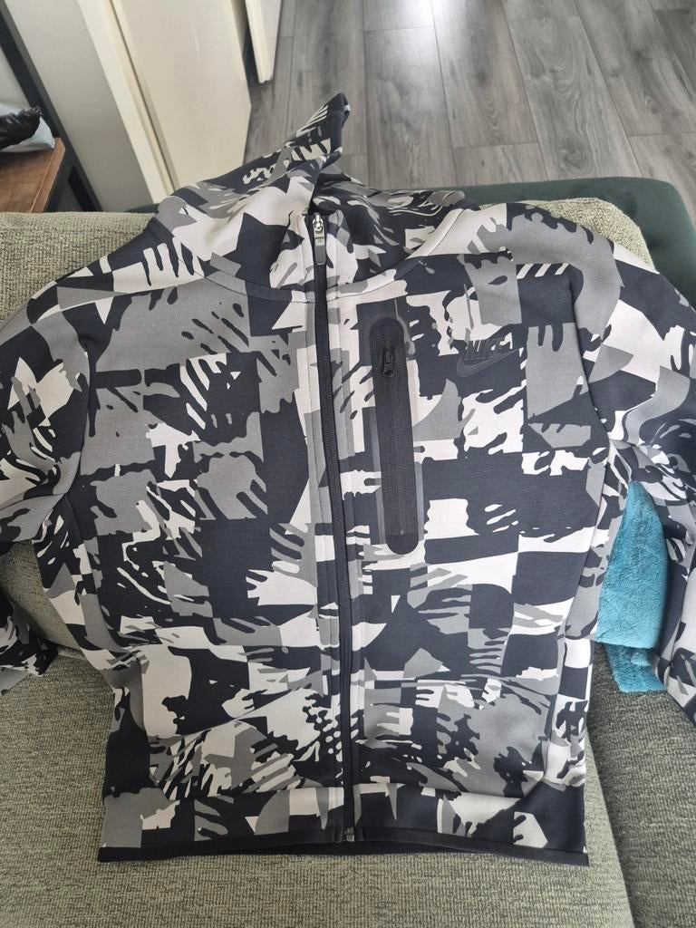 Nike Tech Vest - Camouflage Print origineel en nieuw, Kinderen en Baby's, Kinderkleding | Maat 164, Nieuw, Ophalen of Verzenden