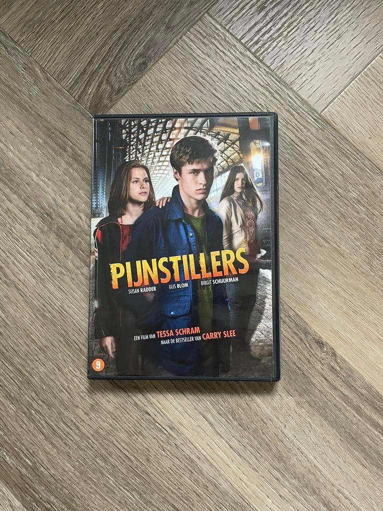 Carry Slee - Pijnstillers dvd, Vanaf 9 jaar, Ophalen of Verzenden, Zo goed als nieuw