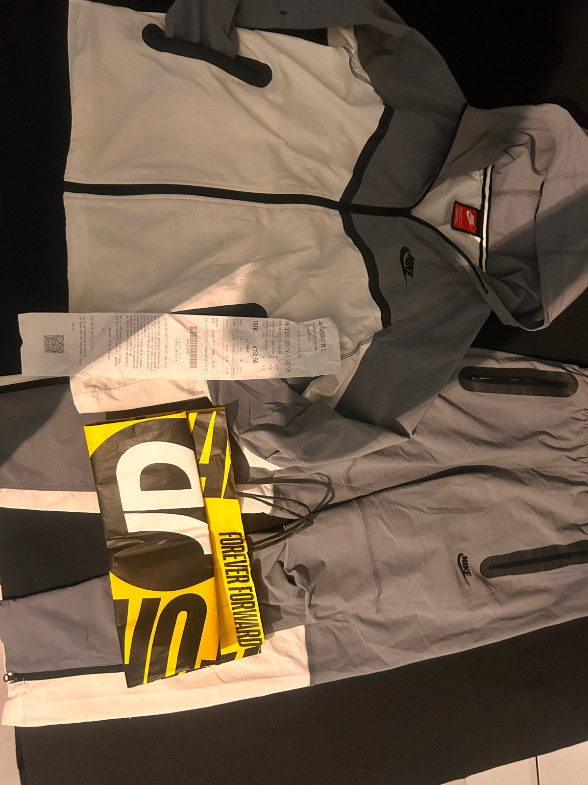 Nike Tech Fleece Trainingspak Grijs/Wit, Kleding | Heren, Sportkleding, Zo goed als nieuw, Algemeen, Maat 48/50 (M), Grijs, Ophalen of Verzenden