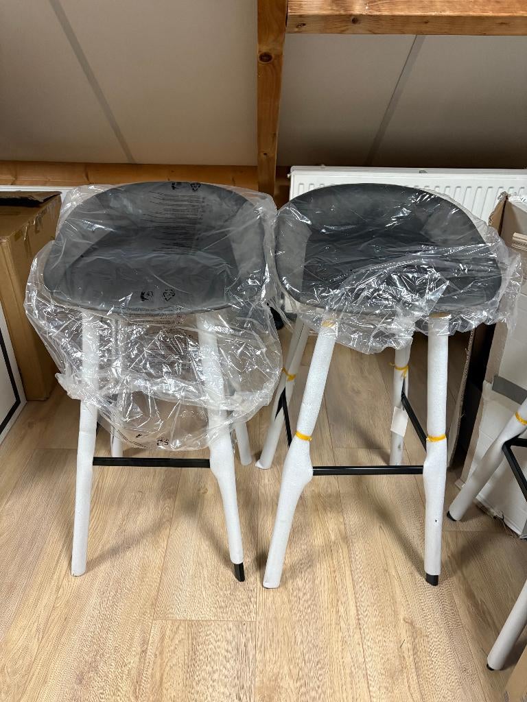 Nieuwe barkrukken, kleur Grijs - 2 stuks, Huis en Inrichting, Barkrukken, Met voetsteun, 60 tot 90 cm, Nieuw, Ophalen of Verzenden