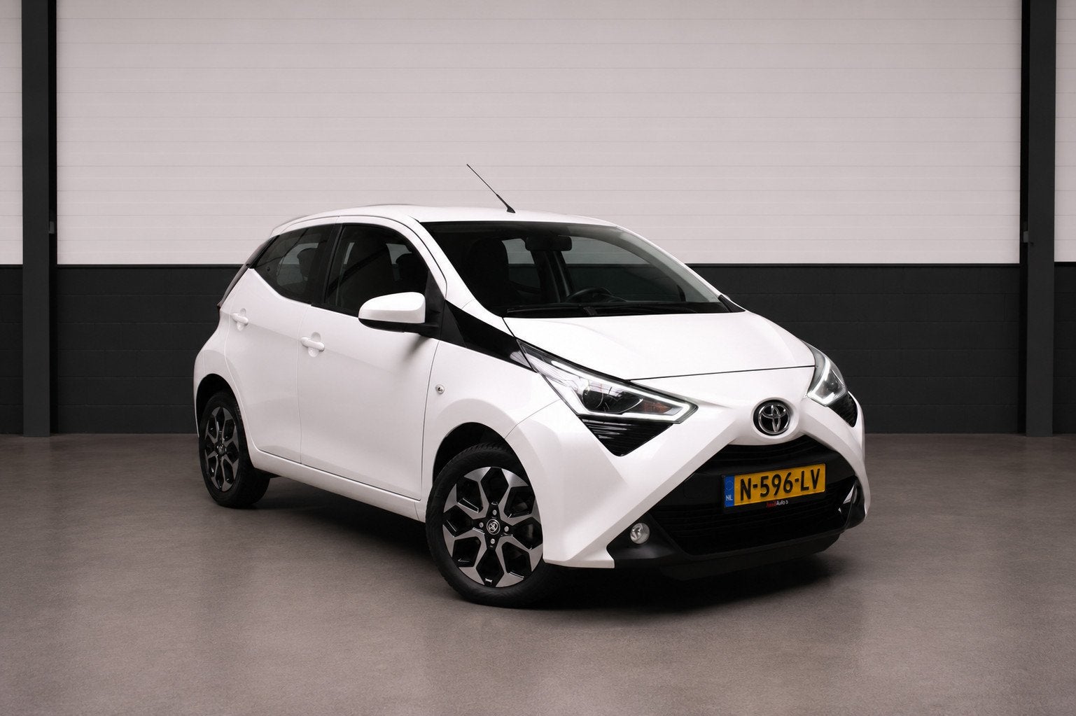 Toyota Aygo 1.0 VVT-i X-Play Airco Camera LMV, Voorwielaandrijving, Gebruikt, Met garantie (alle), Wit