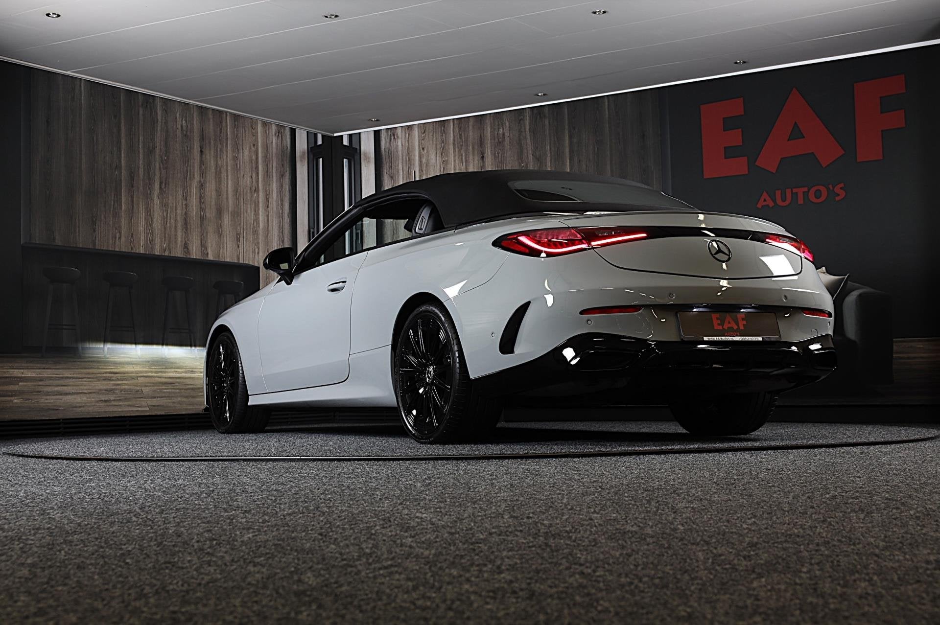 Mercedes-Benz CLE Cabriolet 300 4MATIC AMG Line / Massage /, Auto's, Mercedes-Benz, Automaat, Gebruikt, Zwart, 4 cilinders