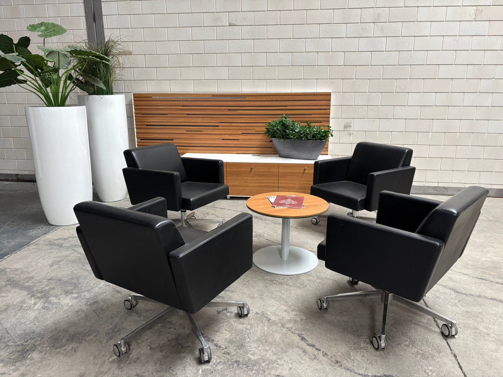 Showroom set 4 fauteuils + kast + wand + tafel +bloempotten, Ophalen, Complete inventaris