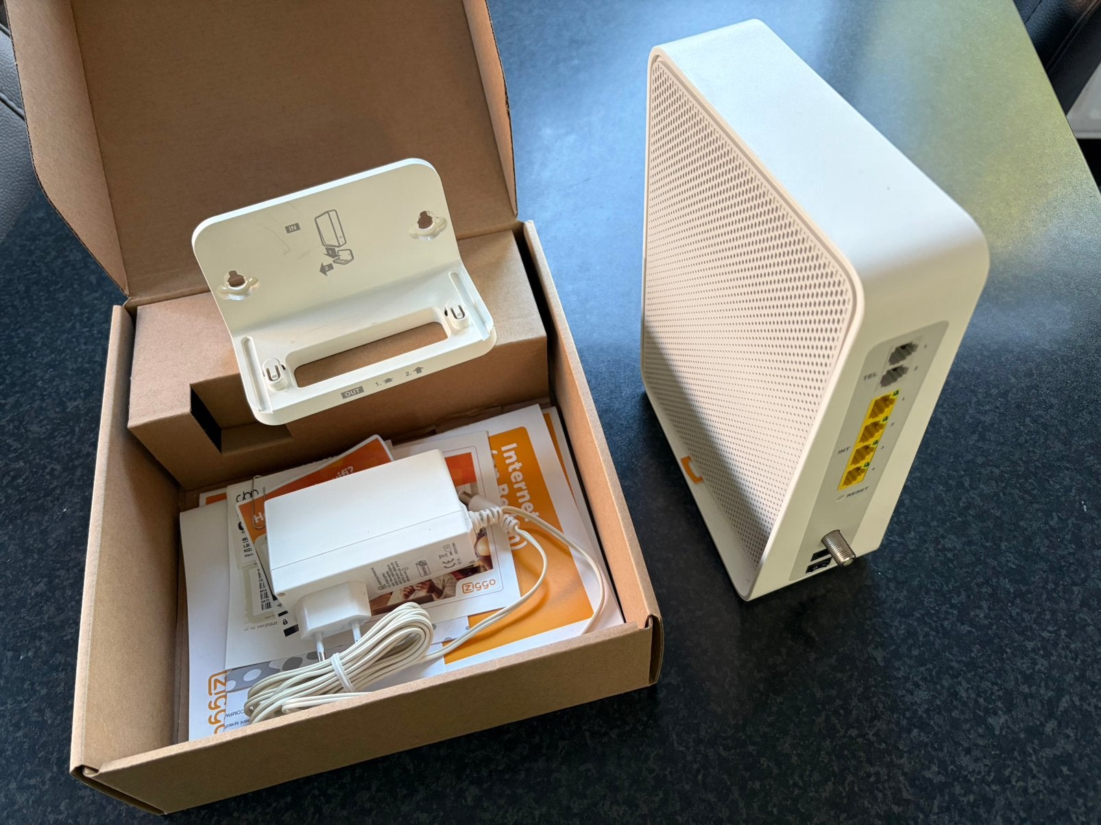 Ziggo Connect Box Compal CH7465LG-ZG (gratis), Ophalen of Verzenden, Gebruikt, Router met modem