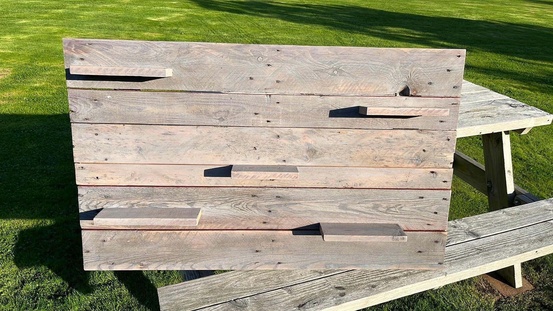 Wand Decoratie van vergrijsd hout met plankjes er op, Ophalen