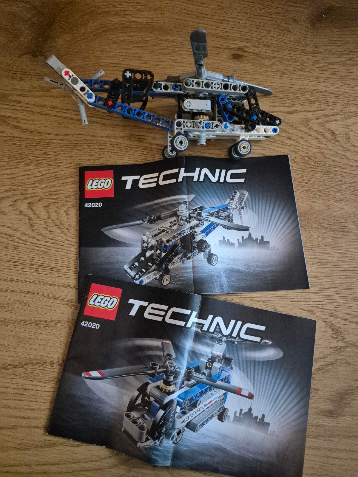 Lego Technic Helikopter 42020 compleet met minifiguren, Ophalen of Verzenden, Zo goed als nieuw, Lego
