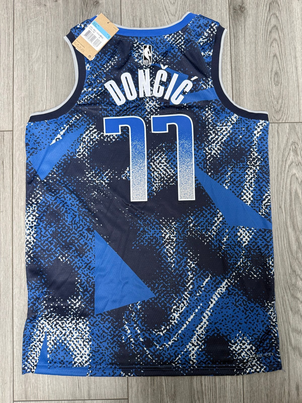 Nieuw Nike NBA Dallas Mavericks Luka Doncic Jersey Maat M, Ophalen of Verzenden, Nieuw, Maat 38/40 (M), Blauw