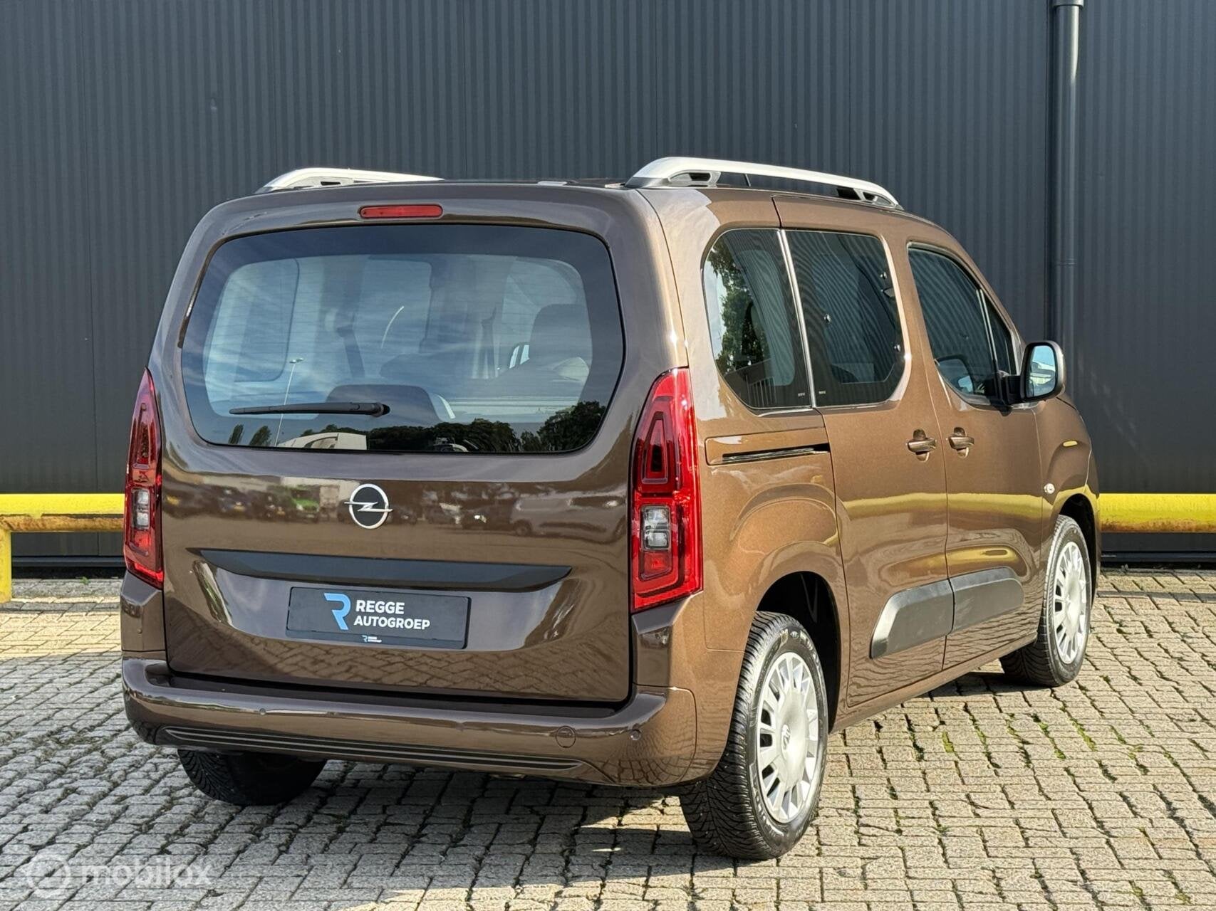 Opel Combo Life 1.2 Turbo L1H1 Edition, Auto's, Gebruikt, Bruin, 1331 kg, Bedrijf