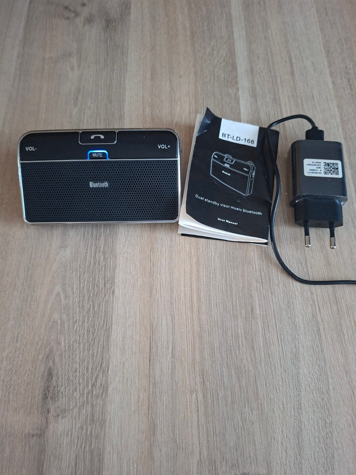 Bluetooth Carkit met houder voor zonneklep en oplader., Telecommunicatie, Carkits, Ophalen, Zo goed als nieuw, Opbouw, Autohouder