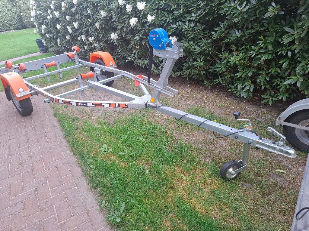 Boottrailer thomas zgan. 3x gebruikt, Watersport en Boten, Boottrailers, Ophalen, Minder dan 1500 kg, Sloepentrailer, Minder dan 6 meter