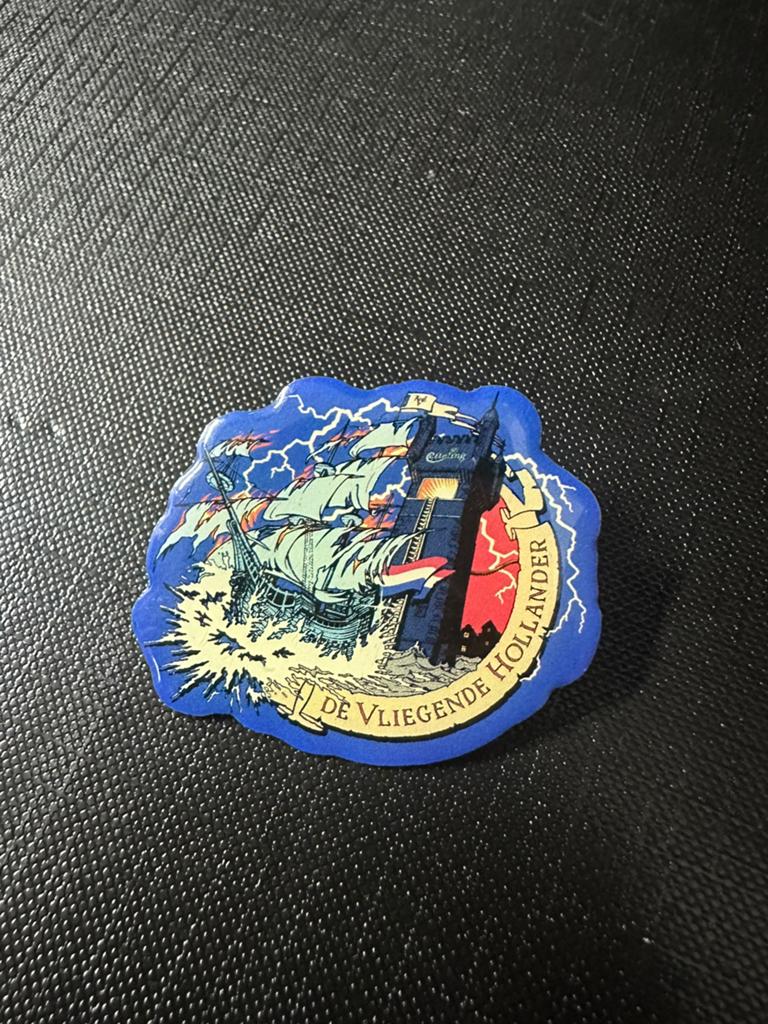 Efteling pin de vliegende Hollander, Ophalen of Verzenden, Zo goed als nieuw, Button of Speldje