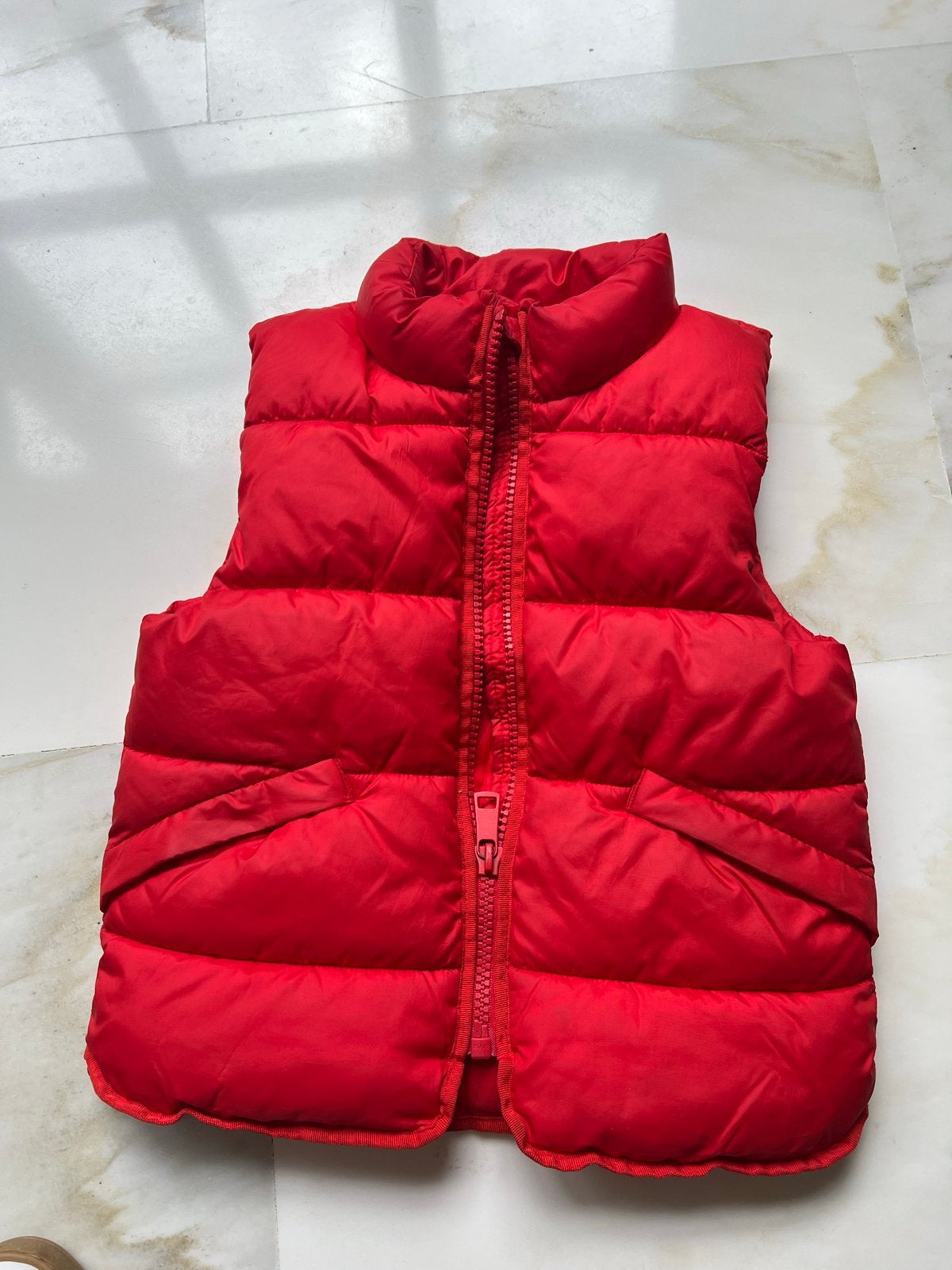 Rode bodywarmer - Zo goed als nieuw - Maat 110, Verzenden, Zo goed als nieuw, Jas