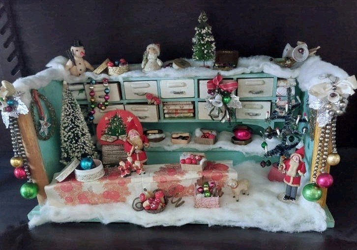 Antiek kerst speelgoedwinkeltje met antieke oude kerst items, Ophalen, Gebruikt