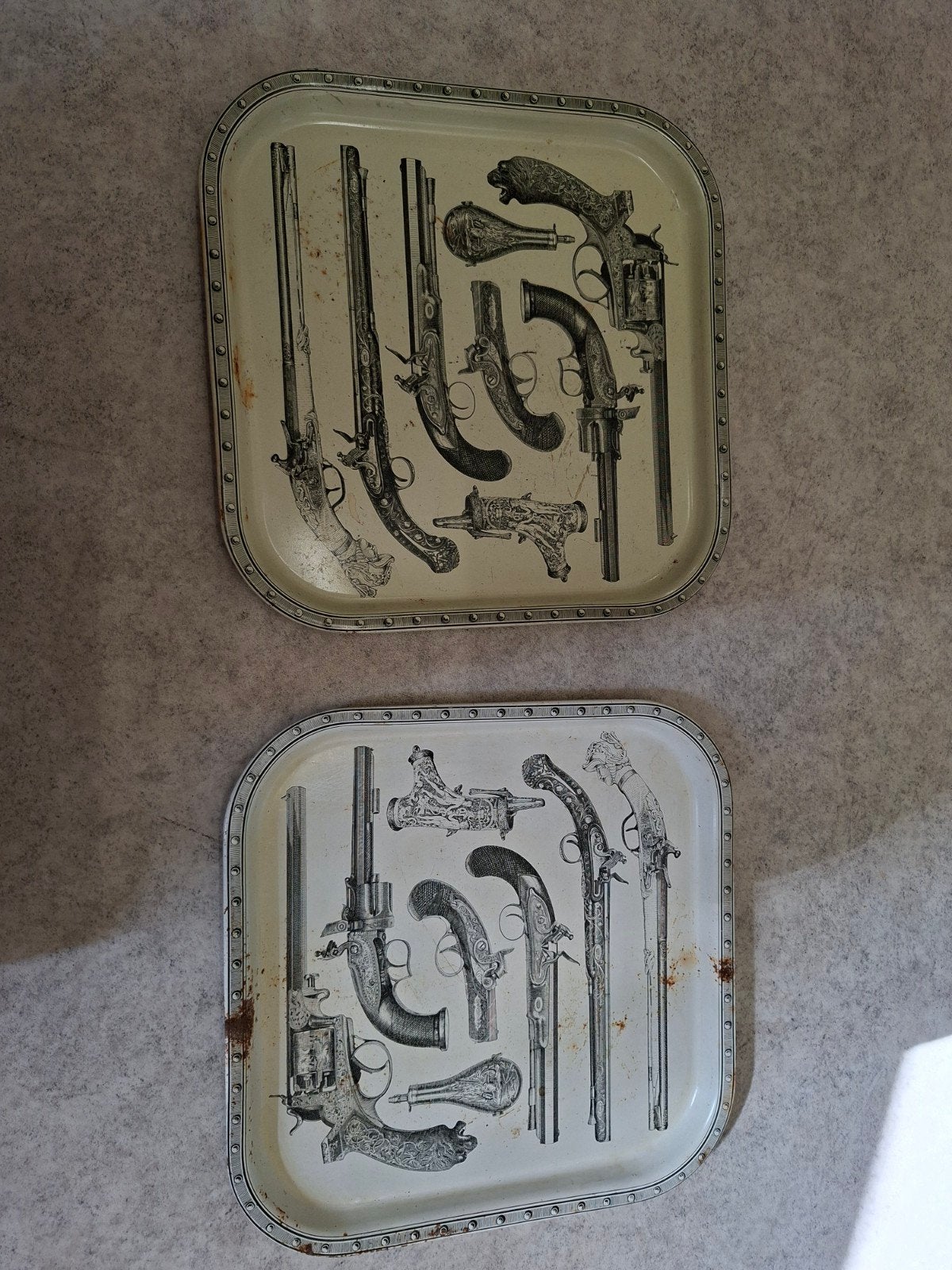 2x pierro fornasetti dienbladen '60, Ophalen